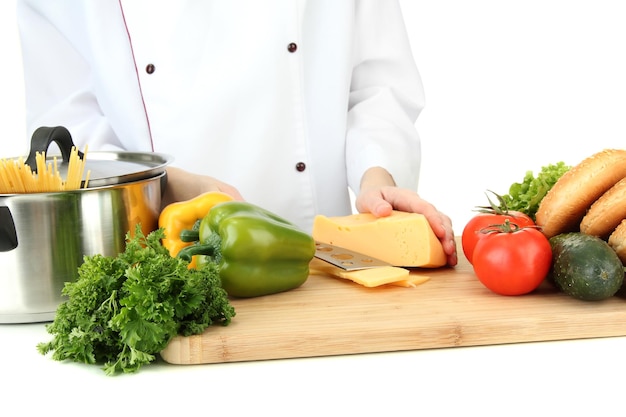 Kuchár pripravuje jedlo